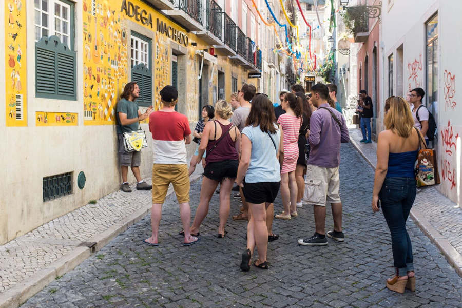 How Free Self Guided Walking Tours Make City Breaks Easier